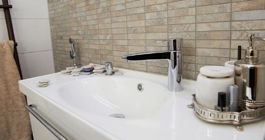 Смеситель Oras Cubista 2806 для раковины с гигиеническим душем фото в интернет-магазине «Wasser-Haus.ru»