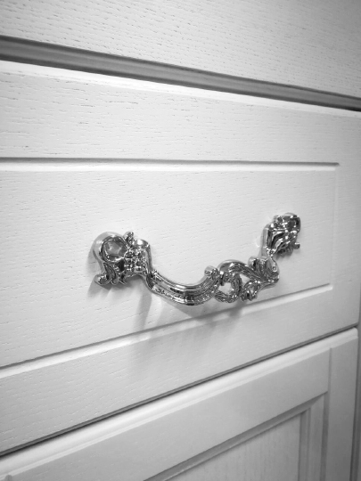 Шкаф-пенал ValenHouse Эллина 40 L белый, фурнитура хром фото в интернет-магазине «Wasser-Haus.ru»