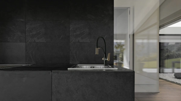Смеситель для кухни Lemark Bronx LM3761BLR черный/золото с гибким изливом фото в интернет-магазине «Wasser-Haus.ru»