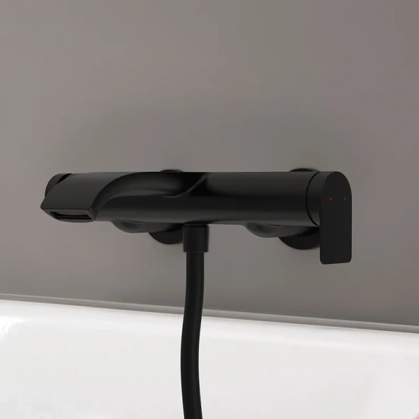 Душевой комплект Смеситель Hansgrohe Vivenis 75420670 матовый черный + Стойка Vernis Shape 26289670 Showerpipe 230 1jet Reno EcoSmart, черный фото в интернет-магазине «Wasser-Haus.ru»