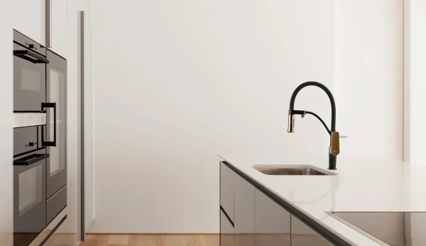 Смеситель для кухни Lemark Bronx LM3761BLR черный/золото с гибким изливом фото в интернет-магазине «Wasser-Haus.ru»
