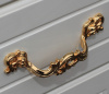 Шкаф-пенал ValenHouse Эллина 40 R с бельевой корзиной, слоновая кость, фурнитура золото фото в интернет-магазине «Wasser-Haus.ru»