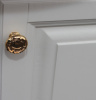 Шкаф-пенал ValenHouse Эллина 40 R с бельевой корзиной, слоновая кость, фурнитура золото фото в интернет-магазине «Wasser-Haus.ru»