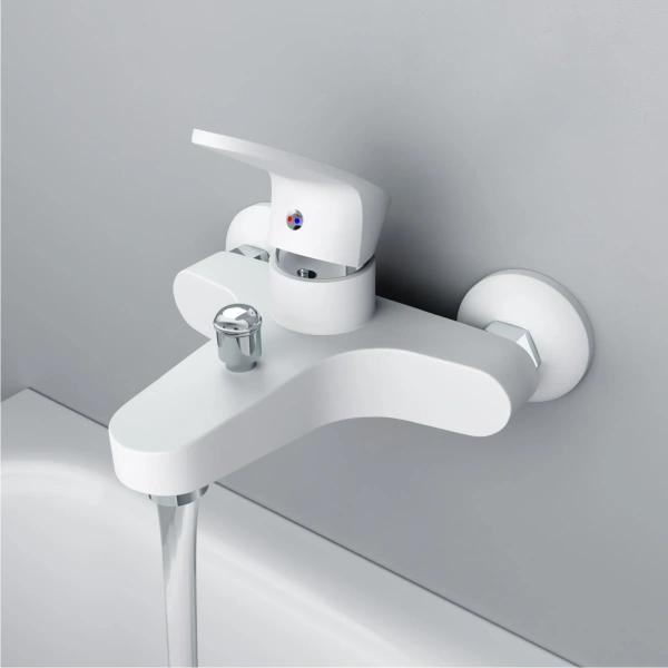 Смеситель для ванны с душем Dorff Alpha D9010000WH белый фото в интернет-магазине «Wasser-Haus.ru»