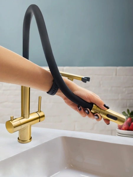 Смеситель для кухни AltroBagno Flusso 050202 OrSp с гибким изливом, матовое золото фото в интернет-магазине «Wasser-Haus.ru»